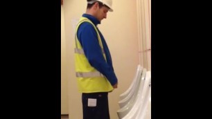 Man at Work Piss un Pubblic Toilette