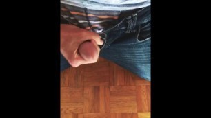 Branlette et Ejac Dans Le Salon POV