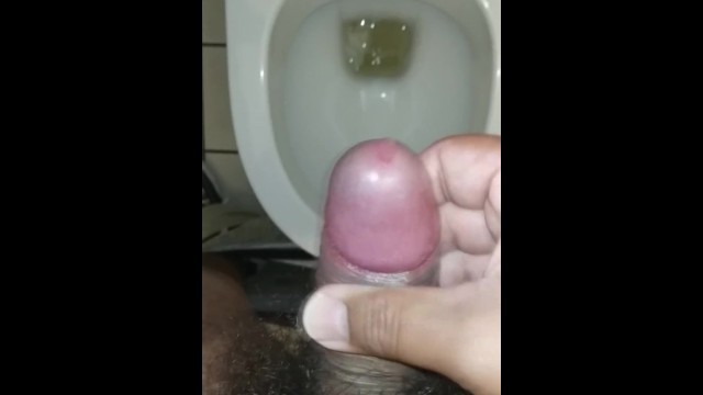 Je Jouis Sur Les Toilettes Publiques Avec Du Monde Juste à Côté
