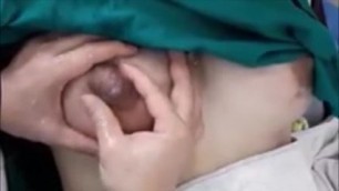 le sacan la lechita. lactancia. lactating