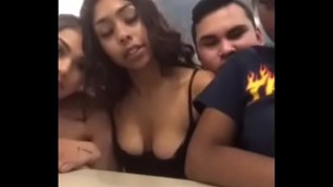 Novinhas doidas mostrando os peitos no McDonald's